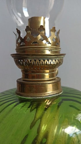 AMAZING VINTAGE VICTORIAN KEROSENE OIL LAMP GREEN GLASS W/ BASE IN BRASS & STONE - Picture 11 of 12