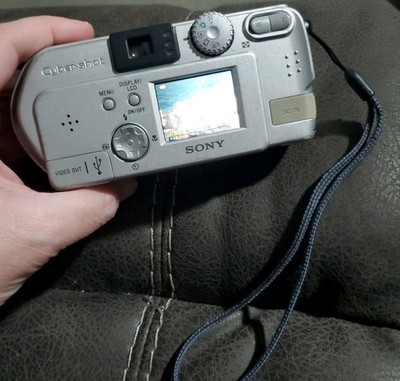 Sony Cyber-Shot 3.2 DSC-P71 Mega Pixels Digital Camera w/memory
