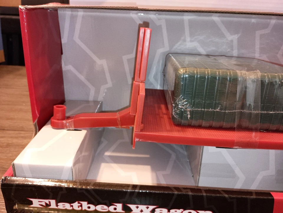 ERTL Big Farm IH Hay Wagon and Bale Brand New  - Image 3 of 4