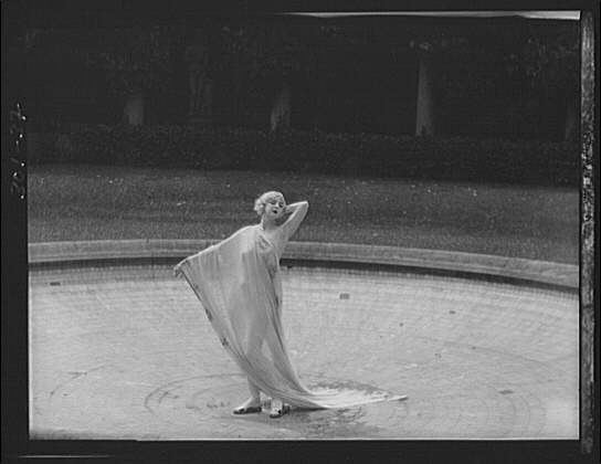 St Denis,Ruth,dancers,performances,portrait photographers,women,p,A Genthe,1913