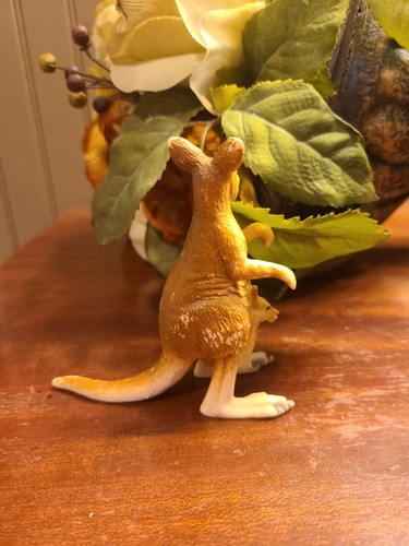 Schleich Kangaroo with Joey Figure Figurine Collectible Toy Wildlife  - 第 3/4 張圖片