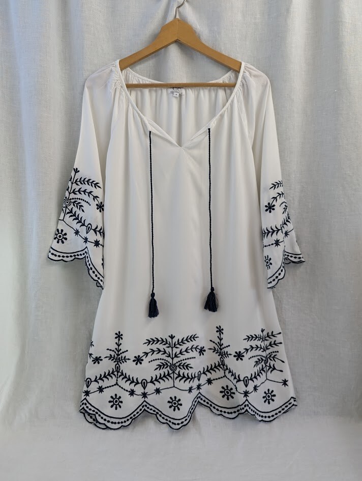 Chic Connection tunic mini dress, white & blue embroidered, women's small D18 Chic Connection tunic mini dress, white & blue embroidered, women's small D18