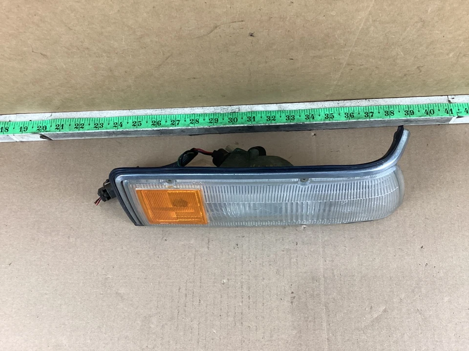 Luz intermitente esquina pasajero delantero derecho Nissan Máxima 1987-1988 OEM Foto 2 de 4