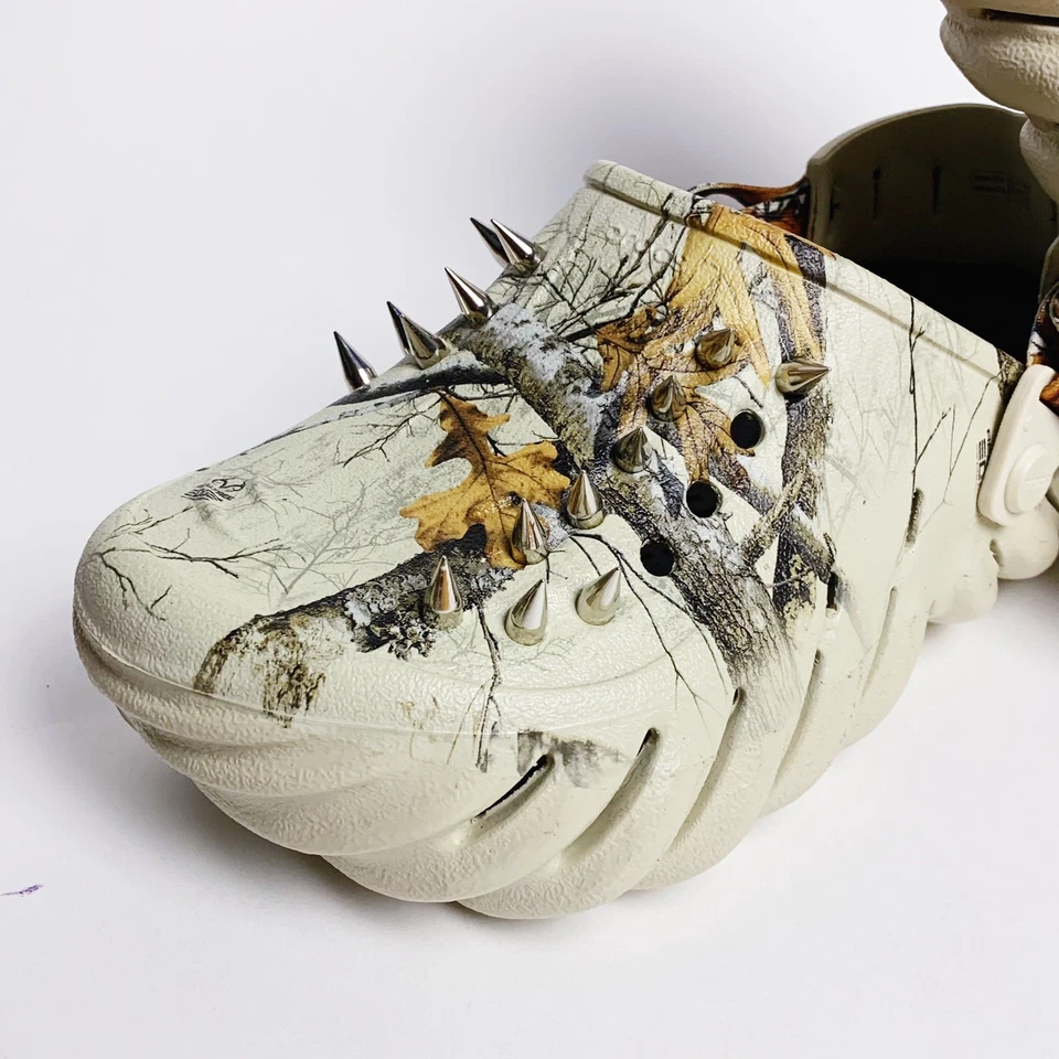 Crocs Plataforma Realtree Talla W 7/M5 - Personalizados con Picos Plateados - Ligeramente Usados Foto 3 de 4