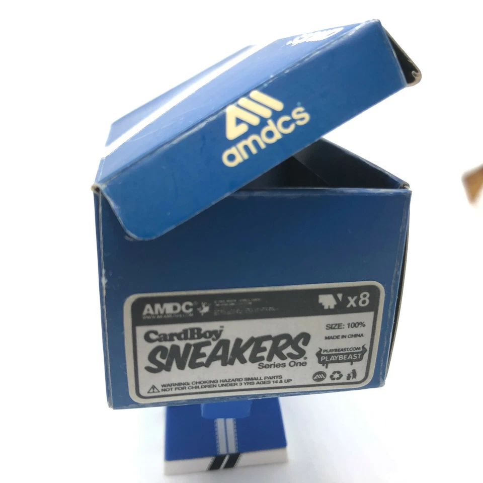Tenis Cardboy AMDC Strangeco Mark James Addidas Caja de Zapatos Figura Azul ¡Raro! Foto 4 de 4