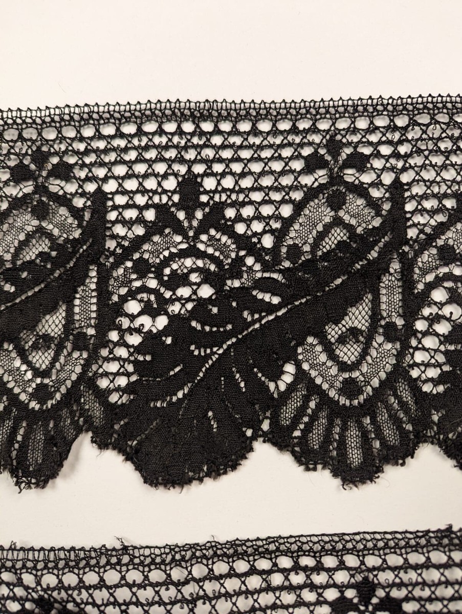 ANTIQUE 19TH C VICTORIAN BLACK SILK SPANISH LACE W FEATHER PATTERN