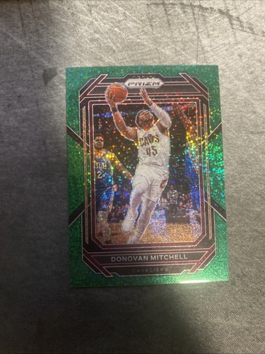 2022-23 Panini Prizm Prizm Green Sparkle #66 Donovan Mitchell numbered to (8)