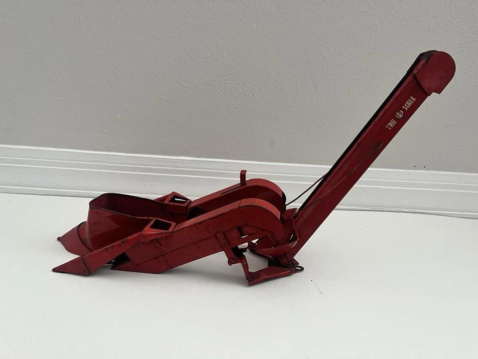 VINTAGE TRU SCALE TWO ROW MOUNTED CORN PICKER 1/16 - Image 3 of 4