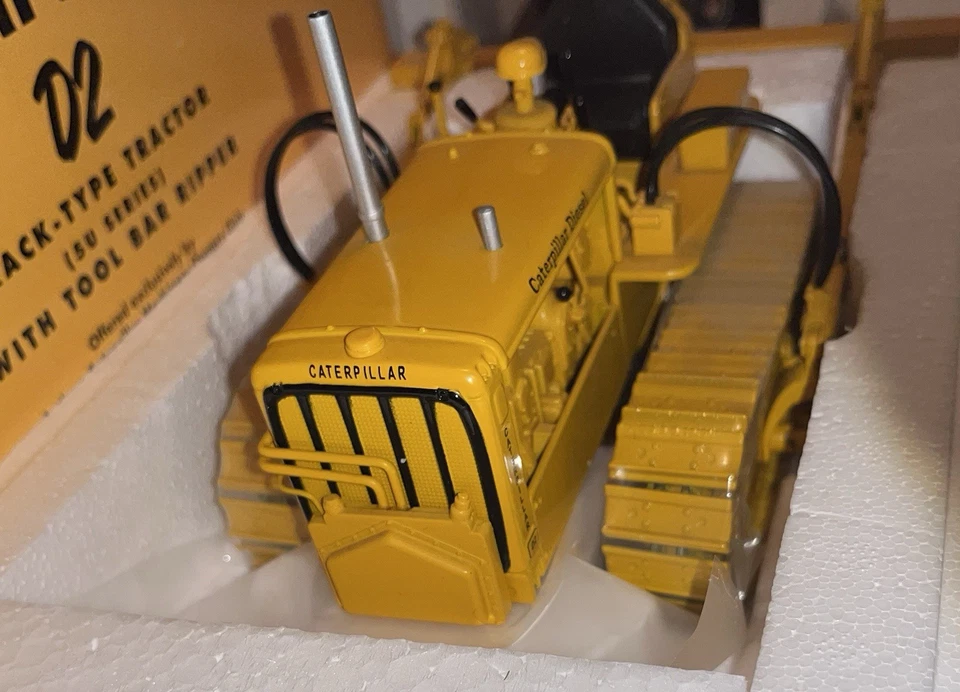 SPECCAST ACMOC Caterpillar Cat D2 Crawler Tractor with Tool Bar Ripper 1/16 - Image 4 of 4