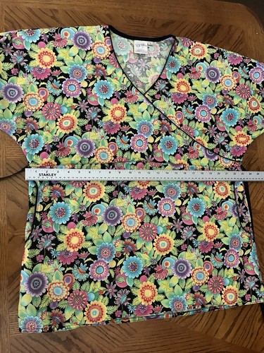 S.C.R.U.BS. spring floral green Scrub Top Sz Lg 2 INSIDE Pockets Wrap tie waist - Picture 7 of 9