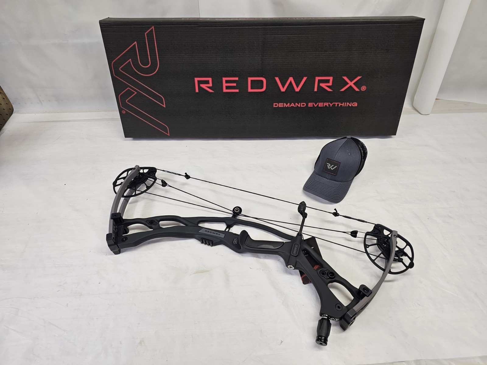 Hoyt RX-9 70 - 80lbs/25" - 30"/Blackout w/Tombstone Limbs