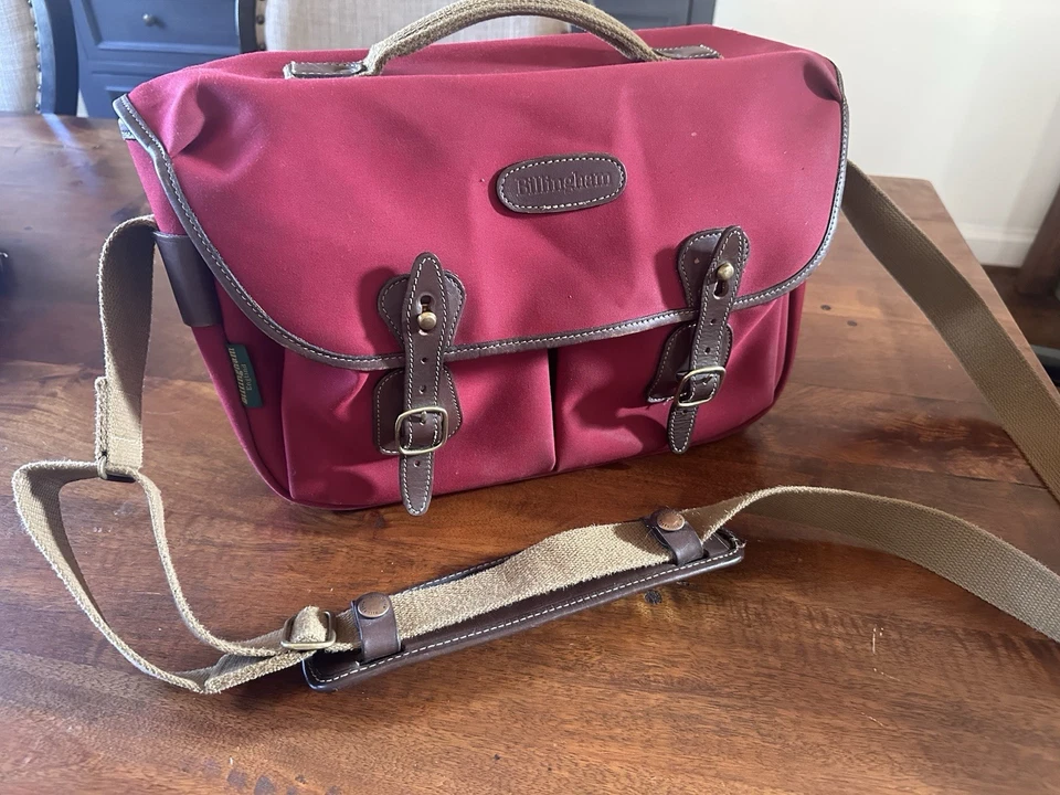 Bolso para cámara Billingham Hadley rojo color borgoña con hombrera Foto 2 de 4