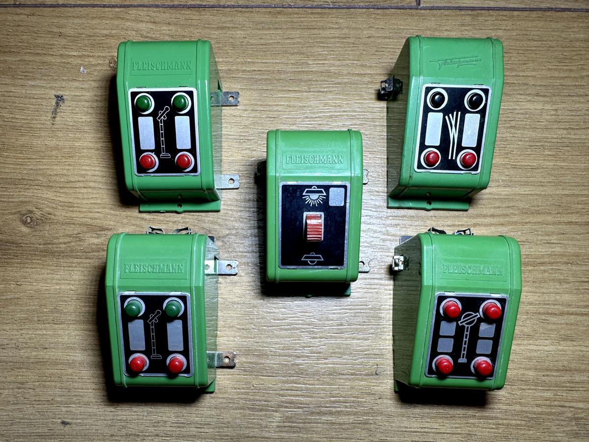Fleischmann 6927 (X2) + 6920 + 6929 + 6922 Control Desk Momentary