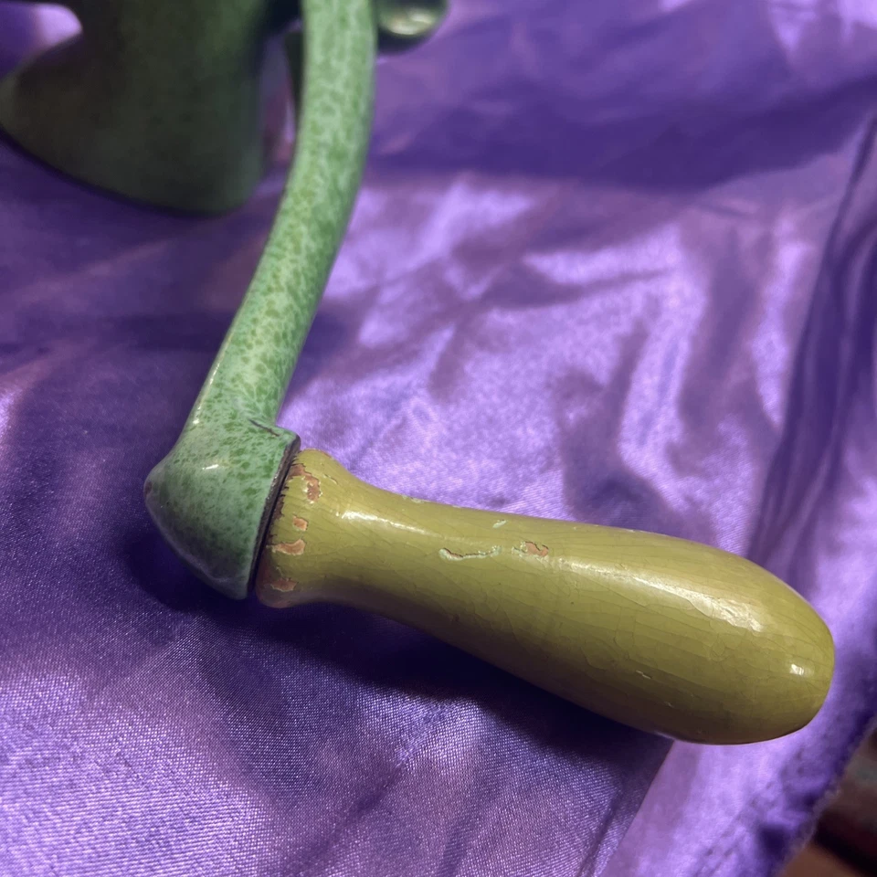 Винтажная ручная чугунная мельница HARPER 1000 FOOD MINCER с зеленой эмалью - Изображение 3 из 4