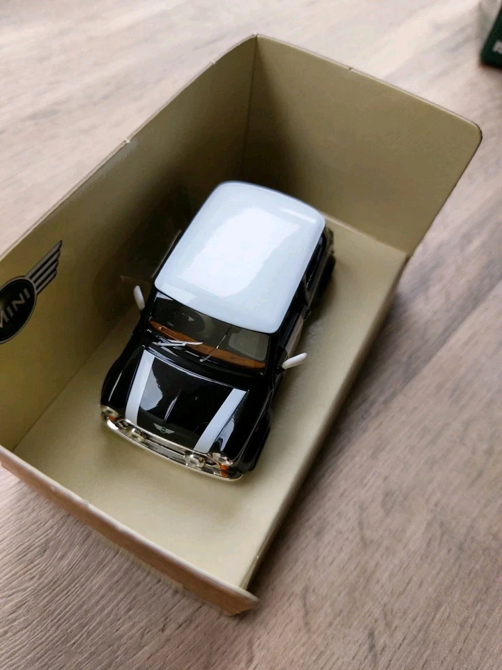 Corgi Mini 40 in Anthracite/white - Image 2 of 4