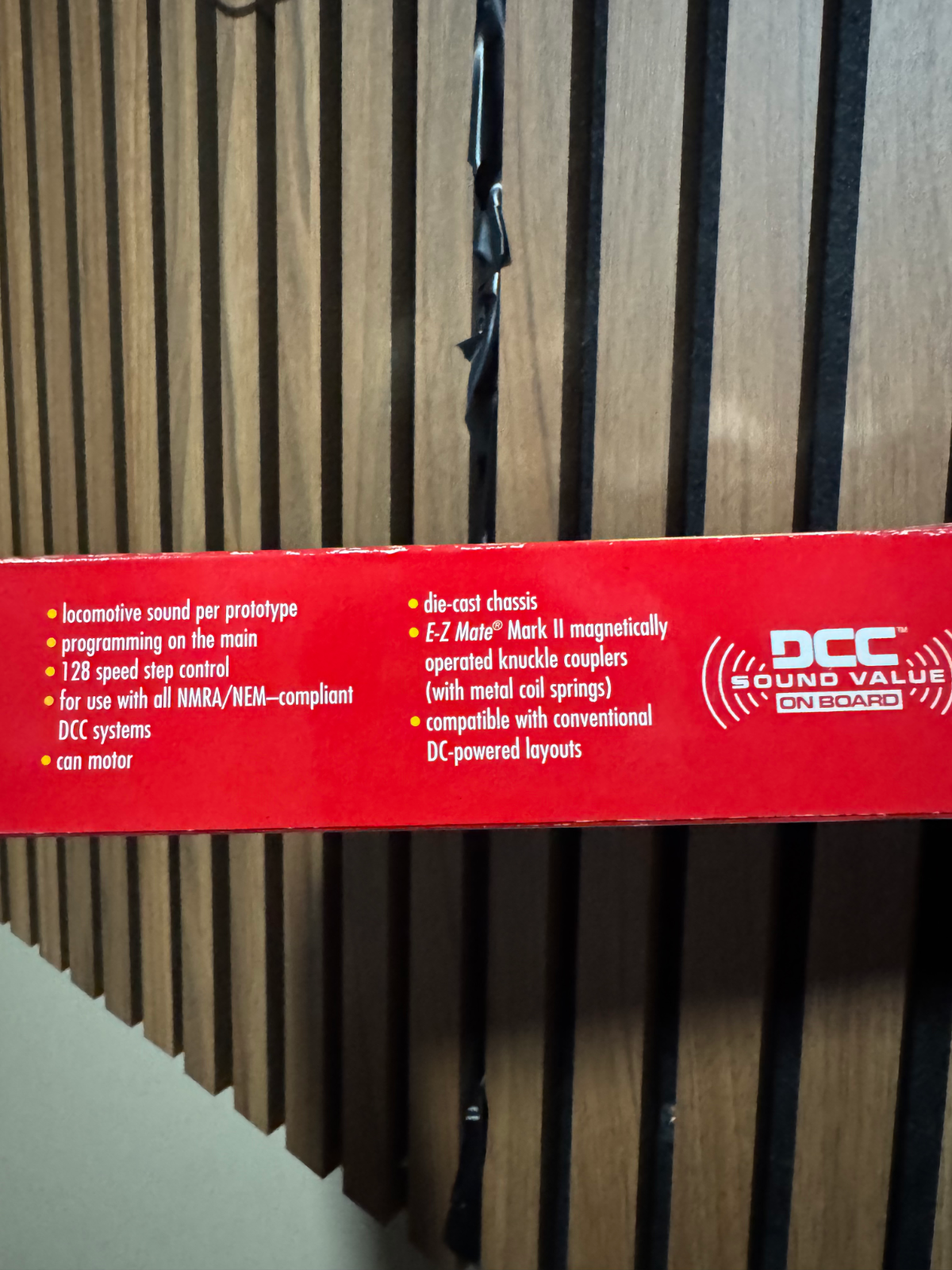 HO electric locomotive with sound and EZ mate magnetic couplers-image