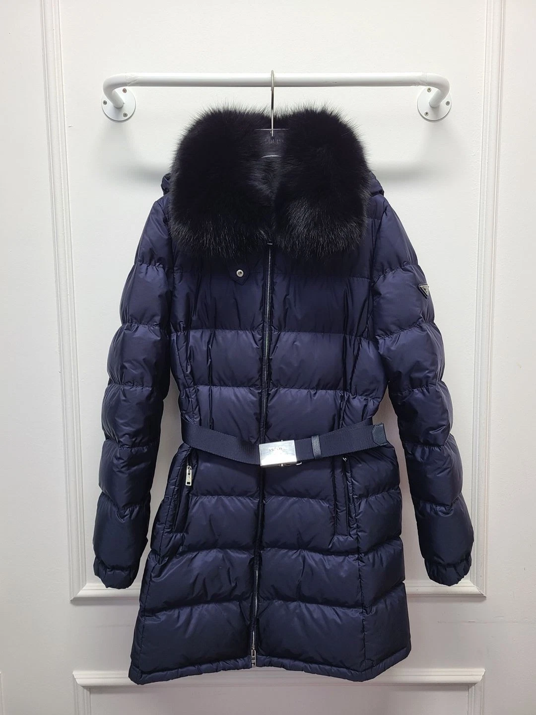 Giacca imbottita Prada pelliccia di volpe marina triangolo logo cintura 40 129086367