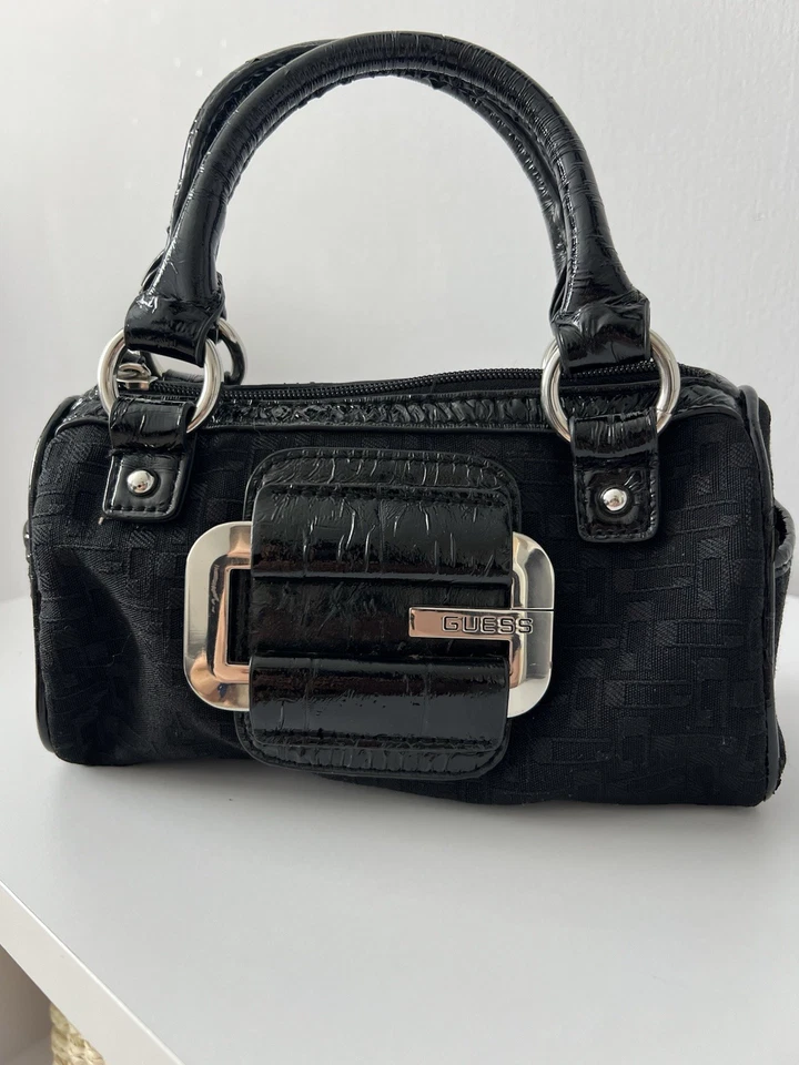 Vintage Guess Mini bolso con asa superior charol hebilla logotipo monedero es... - Imagen 2 de 4