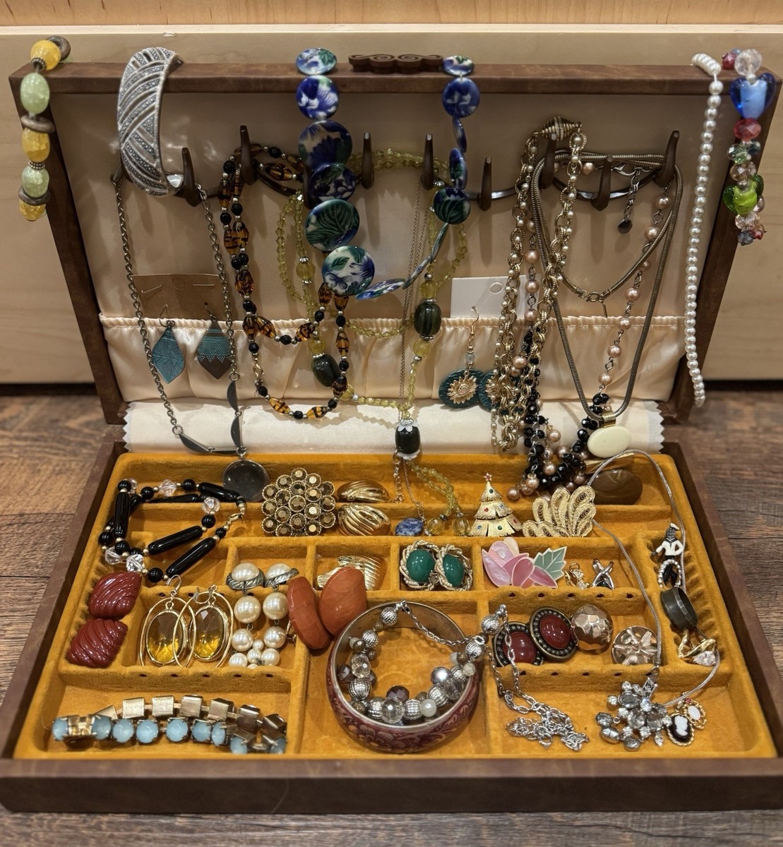 2 lbs. Wearable Vintage - Modern Jewelry Estate Mystery Lots  display picture 2