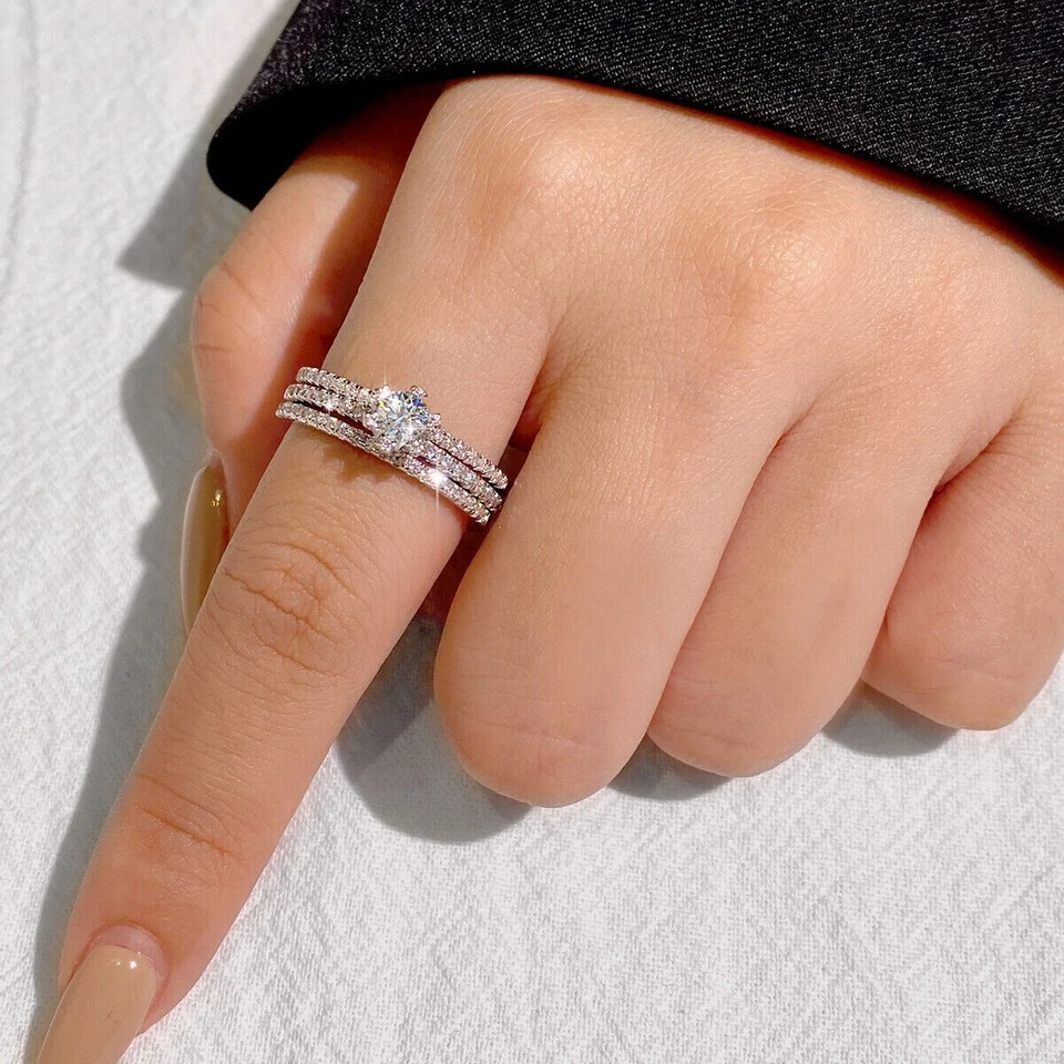 Conjunto de anillo de compromiso nupcial de moissanita de corte redondo enchapado en oro blanco de 14 k de 3,20 TCW Foto 2 de 4