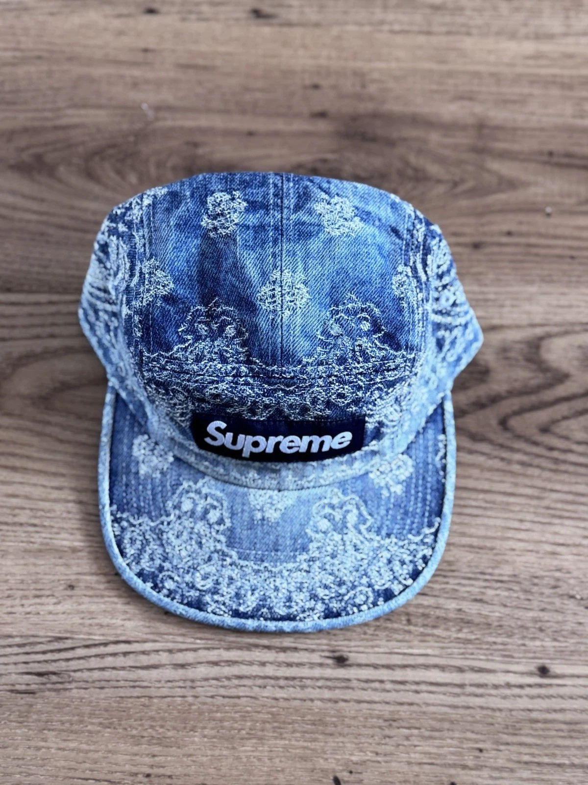 Casquette de camp en denim jacquard Supreme Bandana bleue   en main et prête à être expédiée !