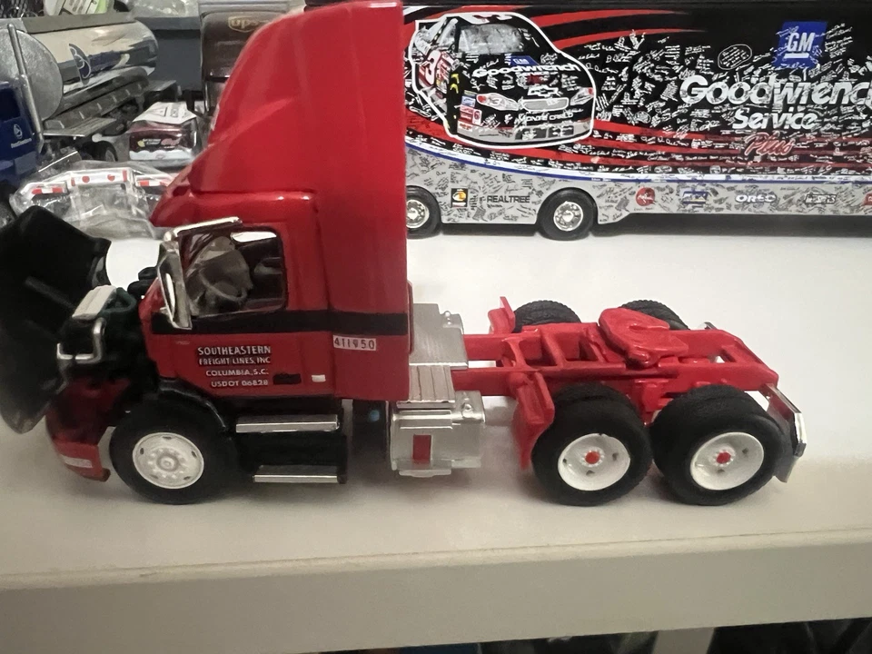 1/64 dcp volvo truck Southern Freight Truck Only N Dolly - Image 2 of 4