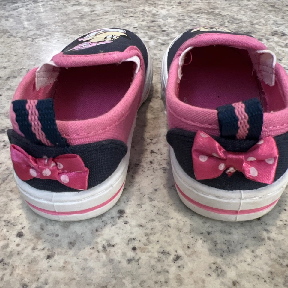 Zapatos sin cordones negros/rosados Disney Minnie Mouse para niños, talla 5 Foto 2 de 4