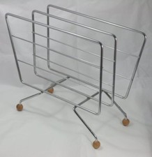 Postmodernistyczny asymetryczny gięty stojak na magazynki z drutu z drewnianymi nóżkami kulkowymi Valoti Włochy