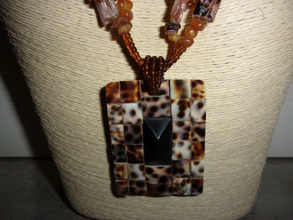 Collar concha/cuentas N113. Grande cuadrado tonos tierra con piedra central negra. Foto 2 de 2