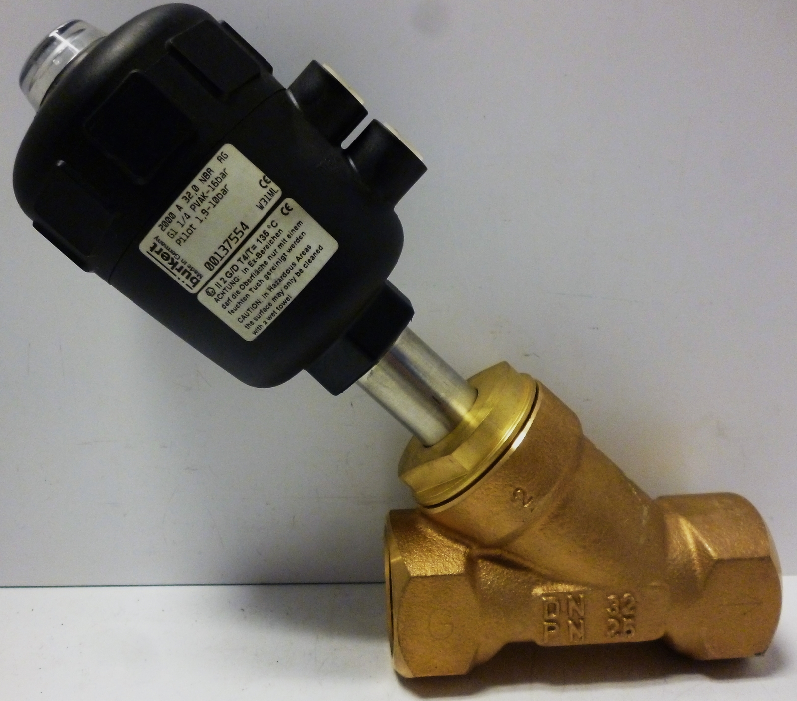 Válvula de control de flujo accionada por aire Burkert 2000-A-32.0-NBR-AG