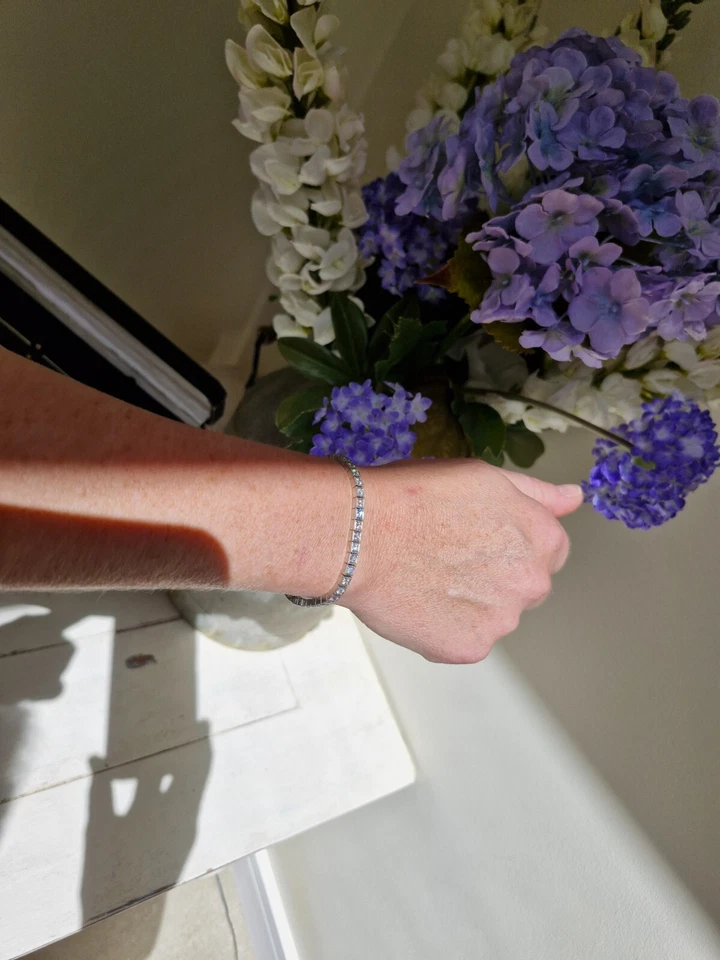 Pulsera línea blanca (o tenis) engastada en todas partes con diamantes redondos talla brillante Foto 3 de 4