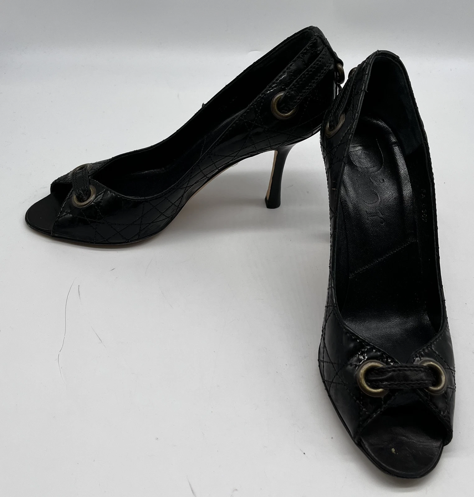Escarpins Dior en cuir noir agrume accent orteil avec charme « D » sur talon taille 36