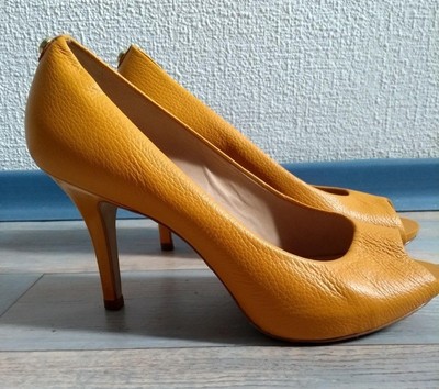 yellow heels uk
