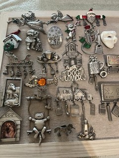 VINTAGE LOT OF 23 SILVER TONE 'JJ JONETTE' BROOCHES ASSORTMENT