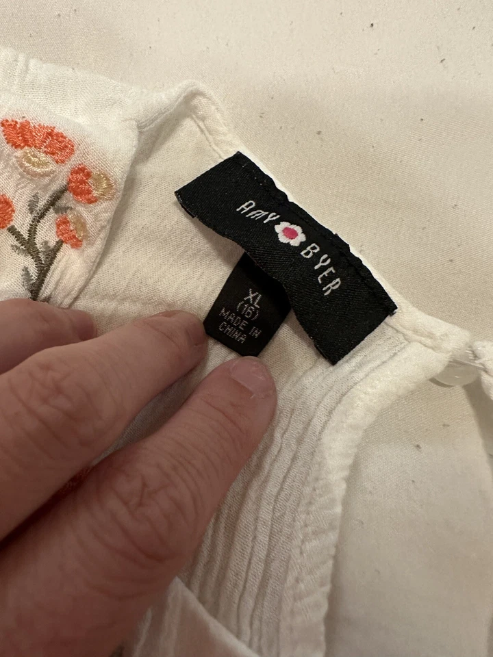 Blusa Amy Byer Blanca Ala de Murciélago Floral Bordada Niñas Jóvenes Talla 16 XL USADA EN EXCELENTE ESTADO Foto 2 de 4