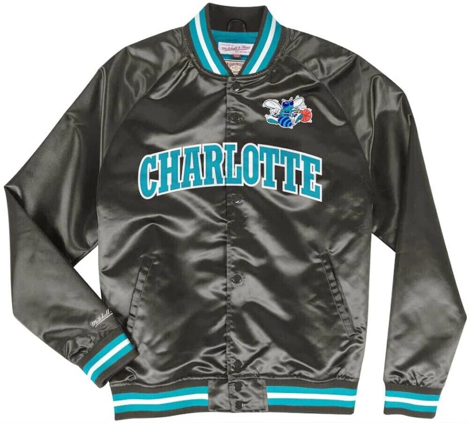 Chaqueta Mitchell & Ness Charlotte Hornets Negra Ligera Satén Talla Pequeña Foto 3 de 4