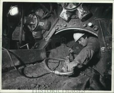 1982 Press Photo Gilbert Brown digging holes for sewer pipe, Milwaukee