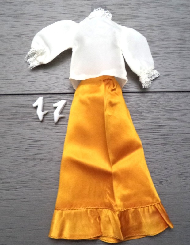 Best Buy # 8689 - TWO PIECE Outfit + Shoes - 1973 Mod Barbie - Flaws Please Read