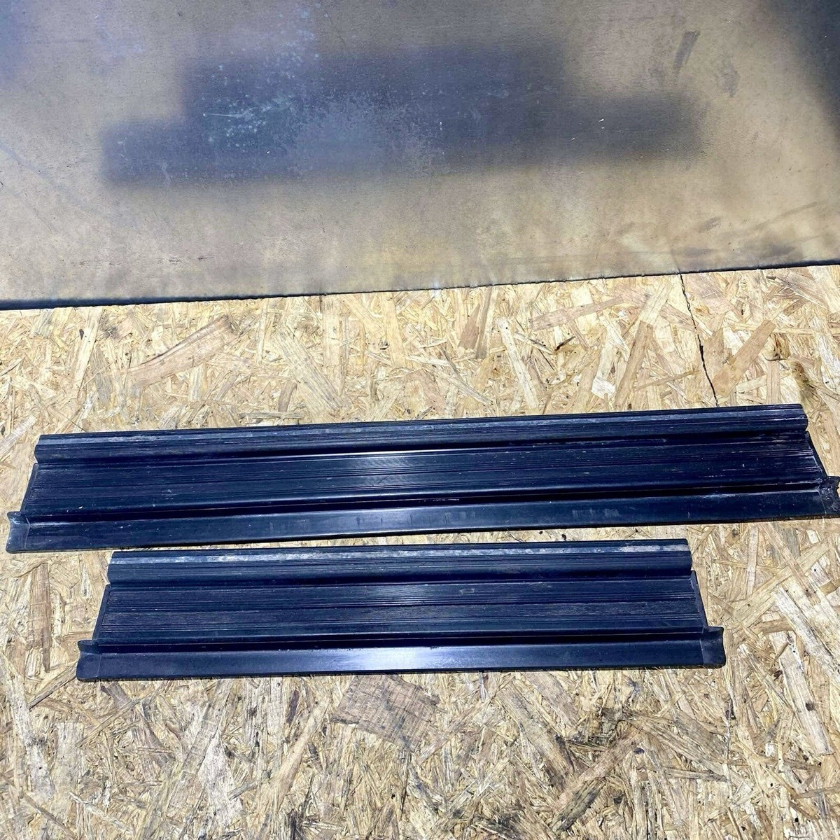 Mercedes-Benz W126 Sedan Interior Door Sill Plastic Trim Set Black 