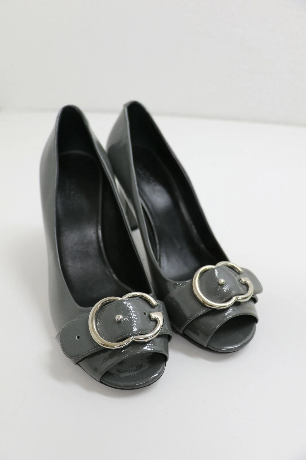 Escarpins Gucci Sachalin GG cuir froissé gris 370614 Taille US 9, 39,