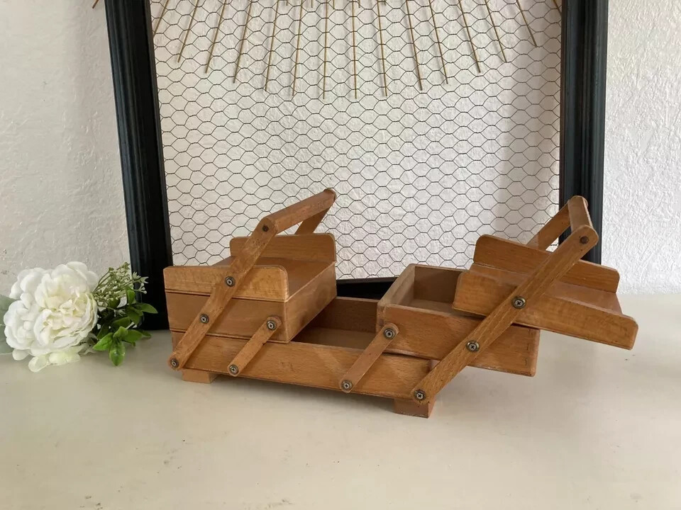 ANCIENNE PETITE TRAVAILLEUSE boite a couture en bois art deco EUR 24,00