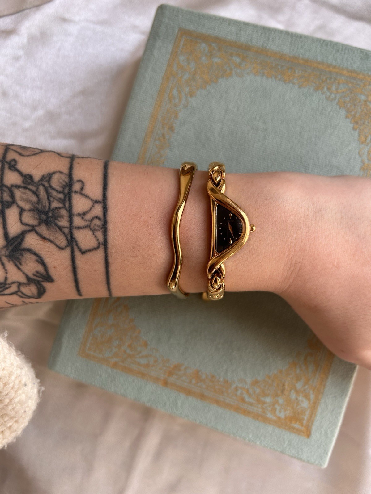 Gold Half Women Seiko Vintage Rare Rivoli 1F20-6C99 Watch Moon Tone - vintagewatches.pk