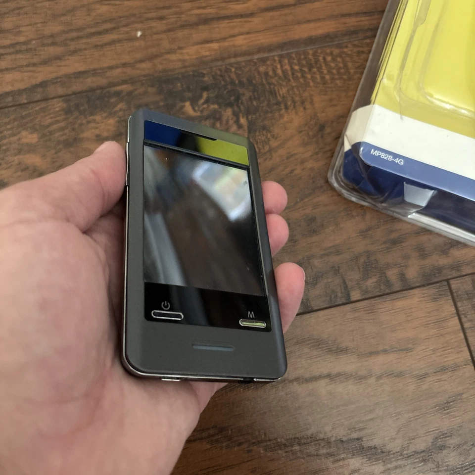 Reproductor de video y cámara Coby MP828-4g 4gb 2.8" pantalla táctil MP3/MP4 solo piezas Foto 3 de 4