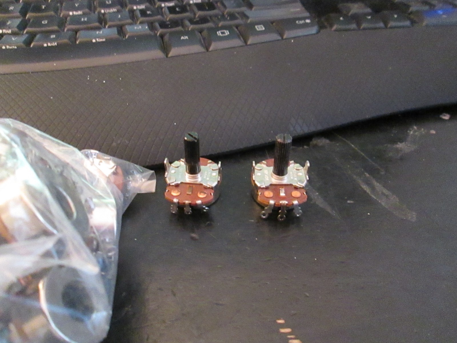 2 meg tube amp potentiometers w, 1/4" knurled serrated shaft Fender