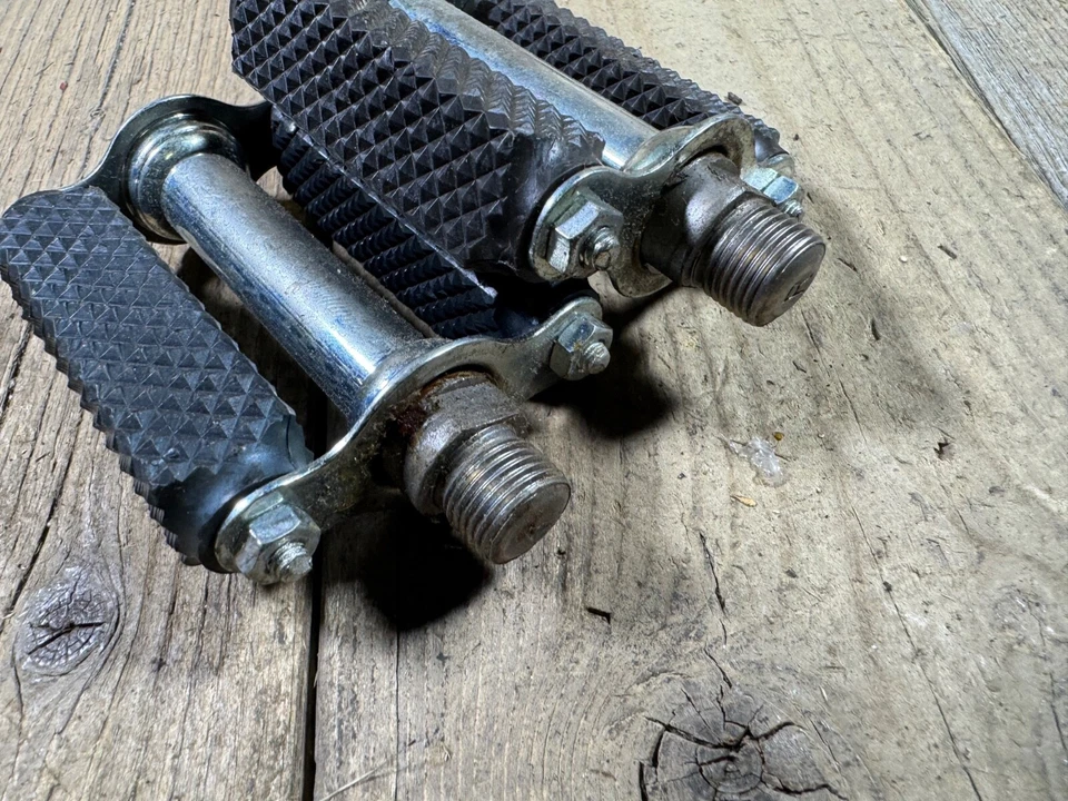 Pedales de triciclo de colección 9/16 NOS 2,5” pulgadas bloque goma Alemania bicicleta cottered Foto 2 de 4