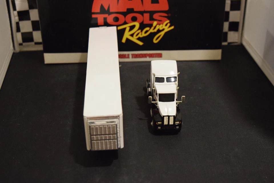 MacTools 1995 Transporter/Trauler de John Force Castrol GTX 1 de 2500 1:64 Foto 4 de 4
