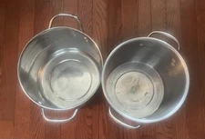 Set Of 2 Aluminum Stock Pots With Handles 8in Height 9 And 9.5in In Diameter
