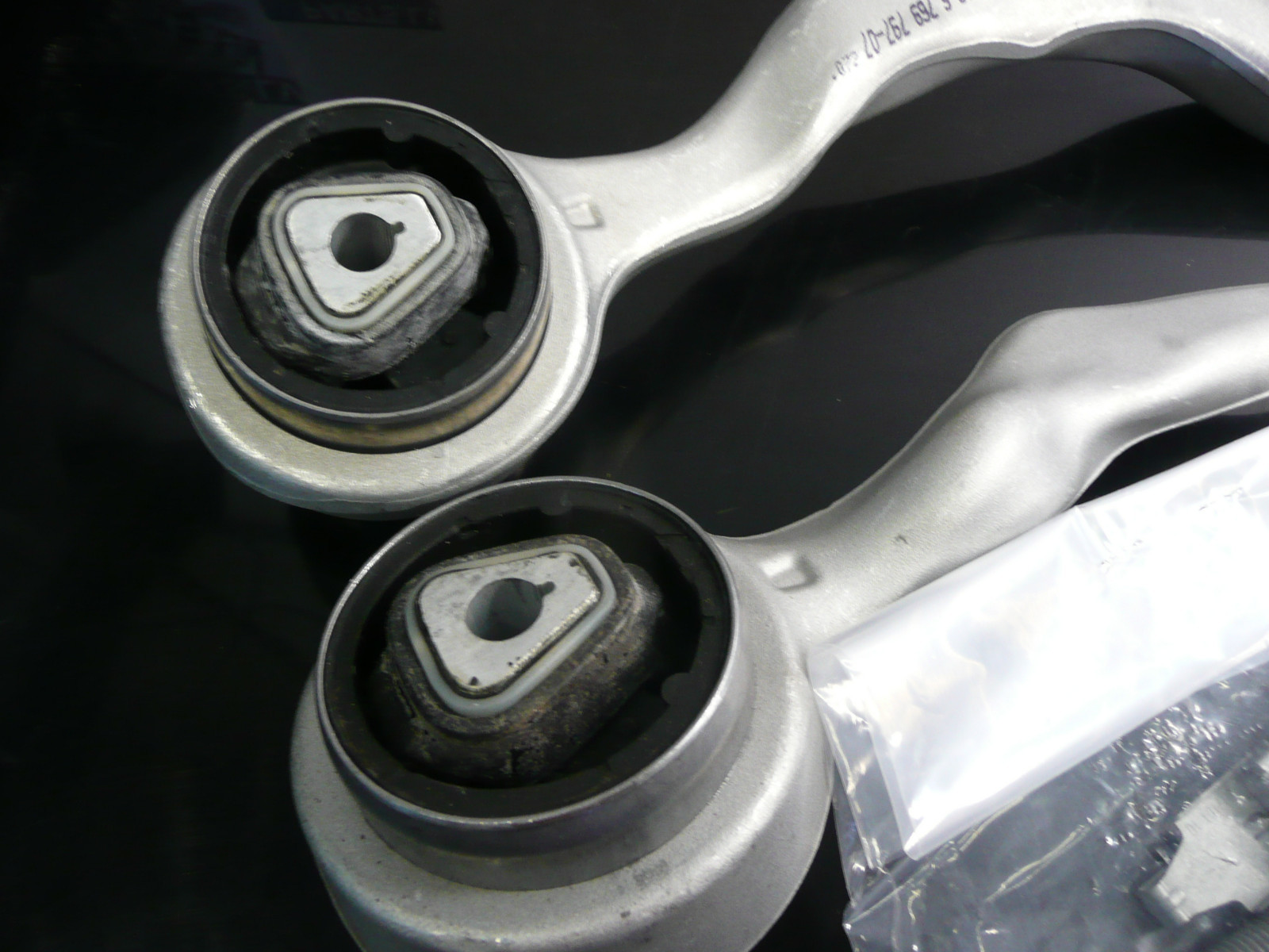 NEW GENUINE BMW E87 E90 LOWER CONTROL WISHBONE ARM FRONT SET 2405861