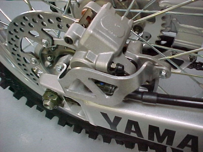 Protector pinza freno trasero Works Connection 25-030 Yamaha YZ125 YZ250 WR426F  Foto 4 de 4