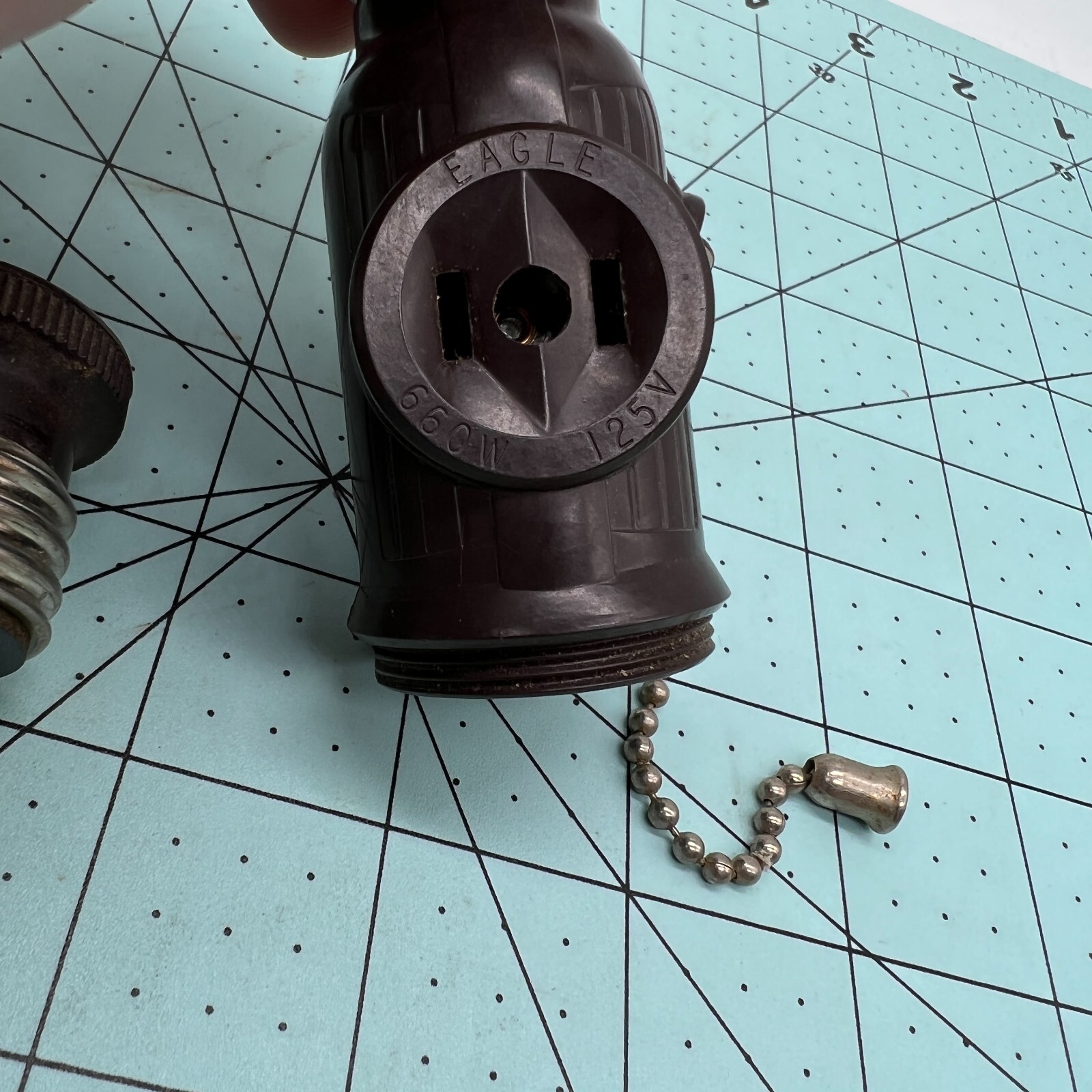 EAGLE 660W125V KEYLESS SOCKET ADAPTER, BROWN Hubble 660W Socket